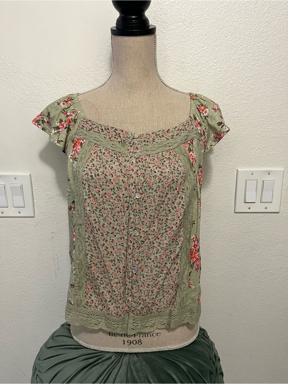 Kohl's Olive Green Floral Lace-Trim Button Front Blouse